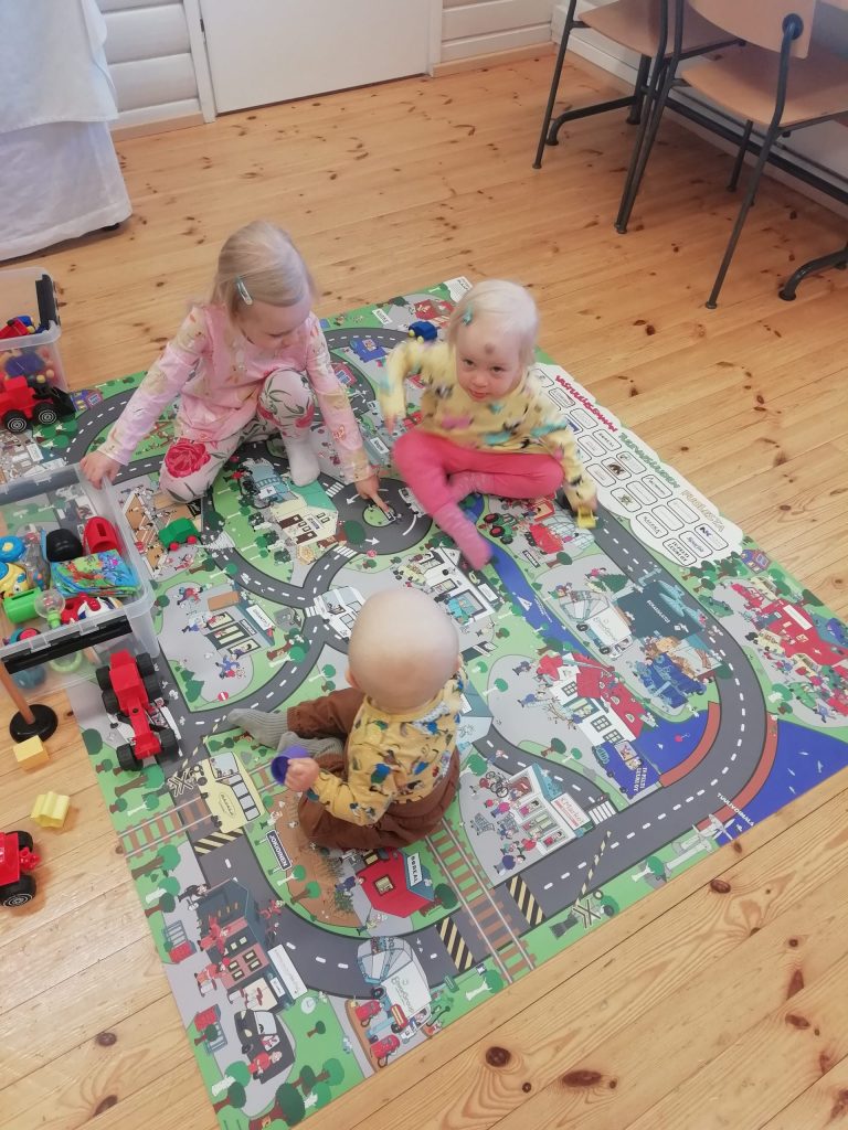 Hunajayhtymän liikennematot lapsia ilahduttamassa