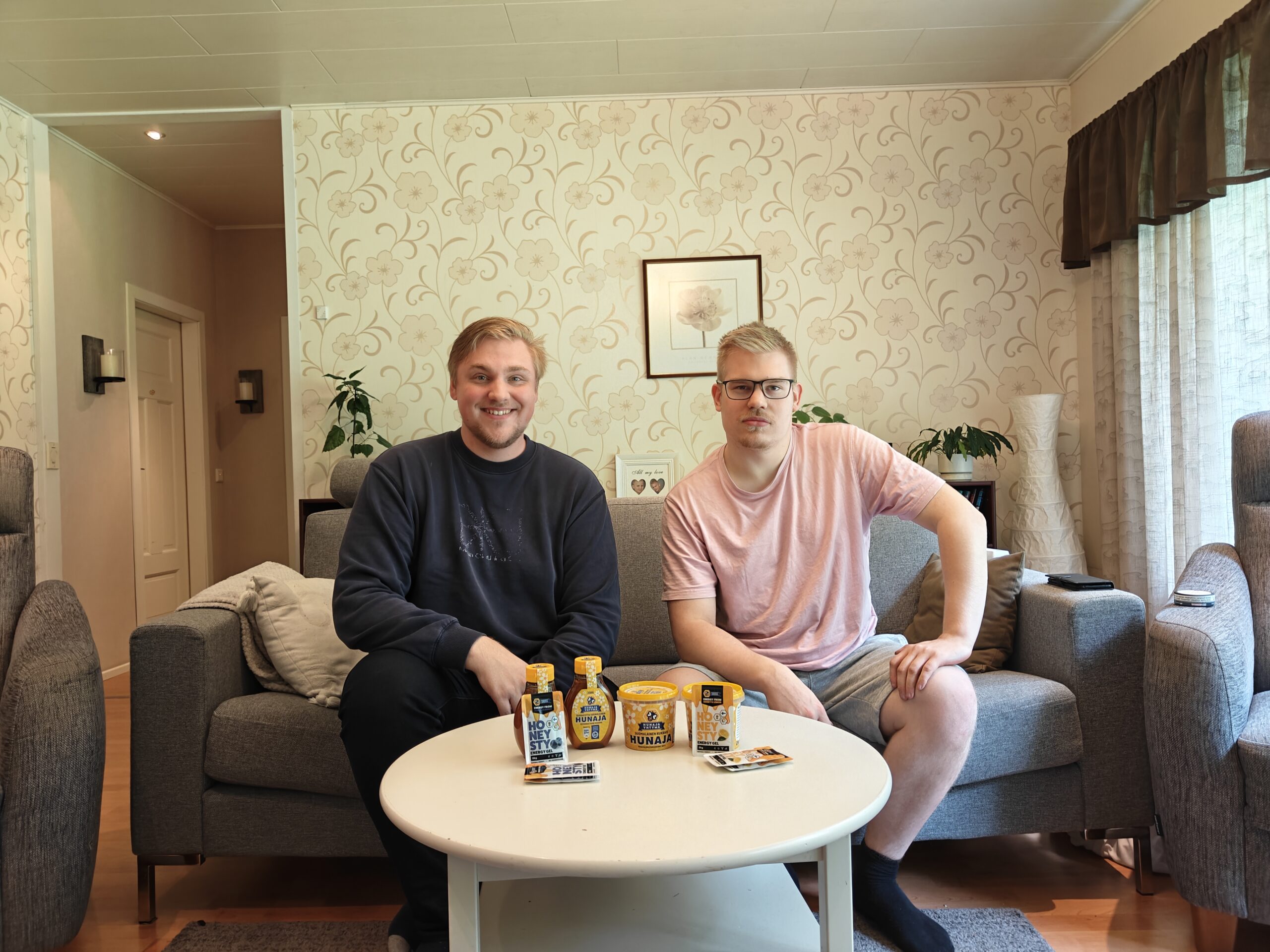 Uusi opinnäytetyö hunajan väärentämisestä ja väärentämisen vaikutuksesta kuluttajakäyttäytymiseen